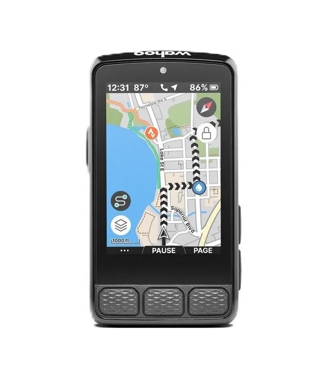 elemnt-roam-3 GPS Wahoo Elemnt Roam 3 är en svart cykeldator som visar en karta med rutt, gatunamn, navigationssymboler, tid, temperatur, batterinivå och har tre knappar under skärmen.