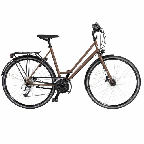 En brun stadscykel med genomgående ram och svart sadel, styre och däck. Cykeln har fram- och bakskärmar, ett bakre lastställ och flera växlar. Den är fotograferad från sidan mot en vit bakgrund.