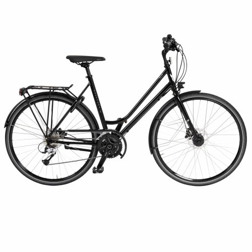 En svart cykel med genomgående ram, stänkskärmar fram och bak, lasthållare bak och sparkstöd, sedd från sidan mot en vit bakgrund.