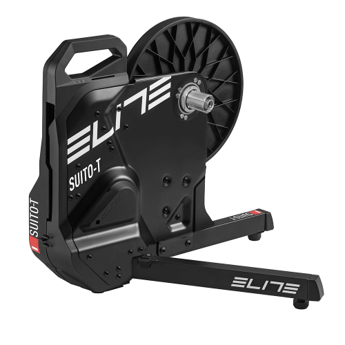 Den svarta Elite Suito-T Smart Trainer syns i en studiobild, med fokus på dess design. Stark belysning framhäver detaljerna, inklusive texten 'Elite' och den robusta konstruktionen.