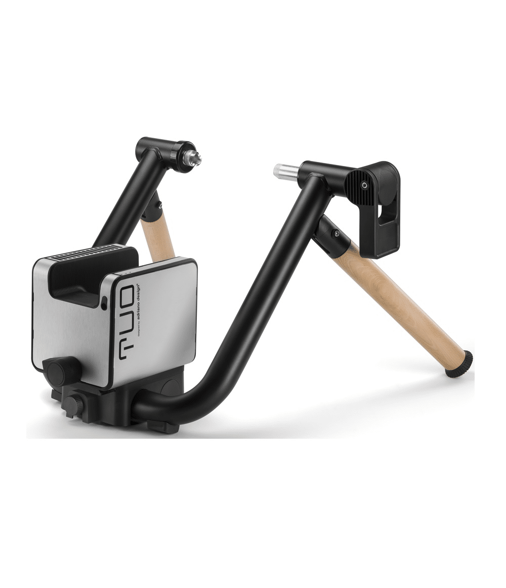 elite.tuo_.png En Elite Tuo cykeltrainer visas i studiobelysning, med en kombination av metall, svart och trädetaljer. Den har en modern design och står på en vit bakgrund.