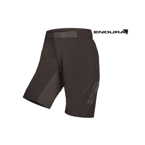 Endura Hummvee Lite shorts med innerbyxa: Svarta cykelshorts med inbyggt bälte, sidoficka med dragkedja och Endura-logotypen tryckt på sidan. Enduras varumärke och logotyp visas i det övre högra hörnet.