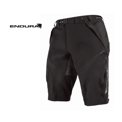 Endura MT500 Spray baggy shorts i svart, med sidofickor med dragkedja, en bältad midja och subtila paneldetaljer. Enduras logotyp visas på vänster sida av shortsen mot en vit bakgrund.