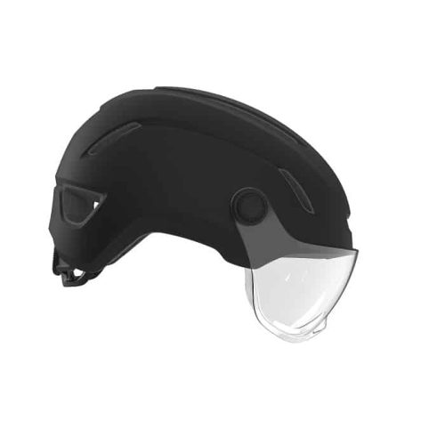 Svart Giro Evoke MIPS Shield-cykelhjälm med visir, belyst i studioljus. Hjälmen visar modern design med god ventilation och integrerat MIPS-skydd för optimal säkerhet.