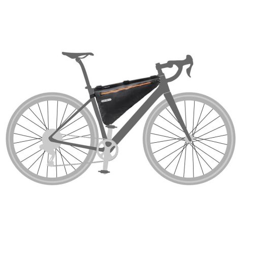 En sidovy visar Ramväska Ortlieb gravel 4 liter, en svart ramväska med orange dragkedja, fäst inuti huvudtriangeln på en cykel.