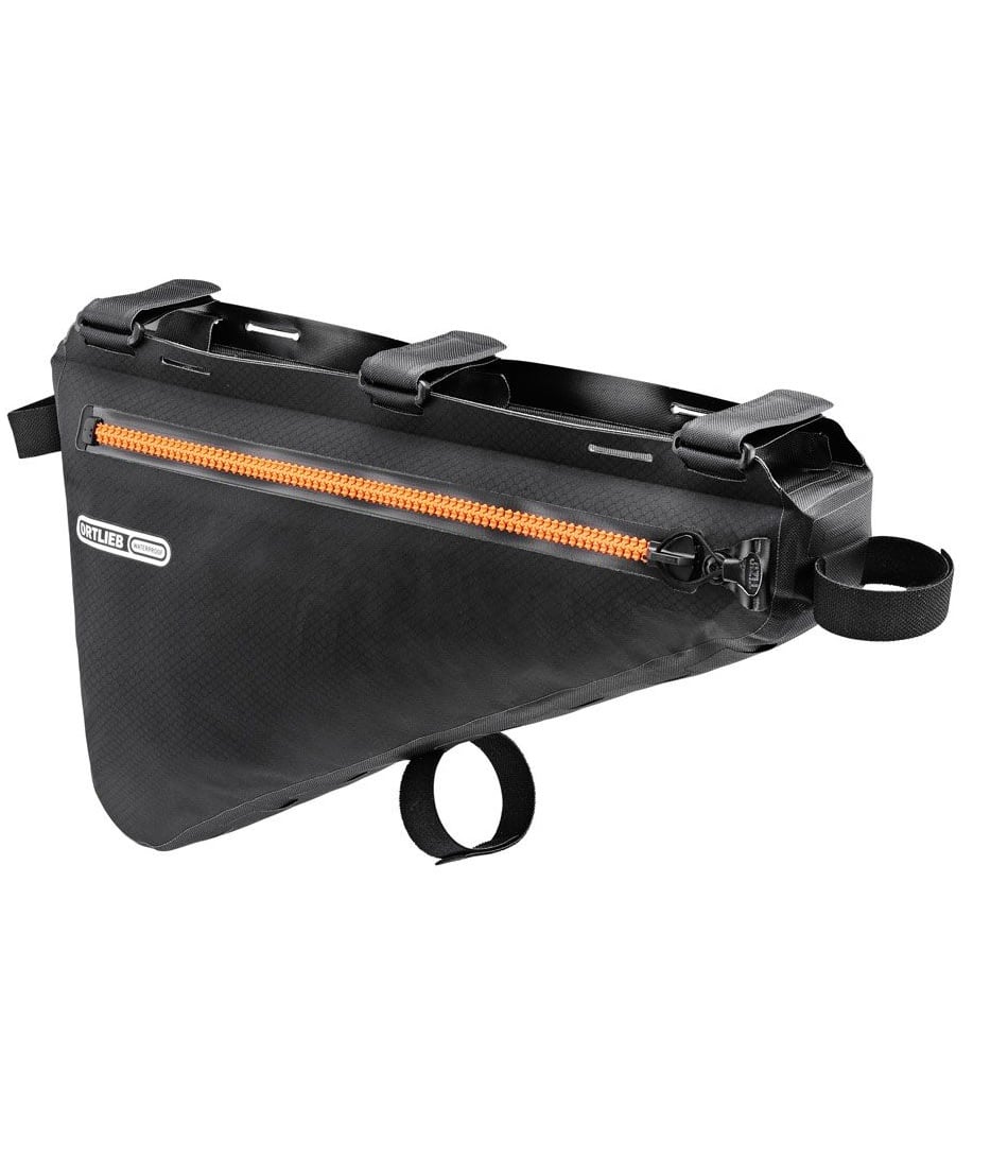 frame-pack-6l-front.jpg Ramväska Ortlieb gravel 4 liter är en svart triangulär cykelramväska med gult blixtlås, flera svarta fästremmar och en subtil logotyp på sidan.