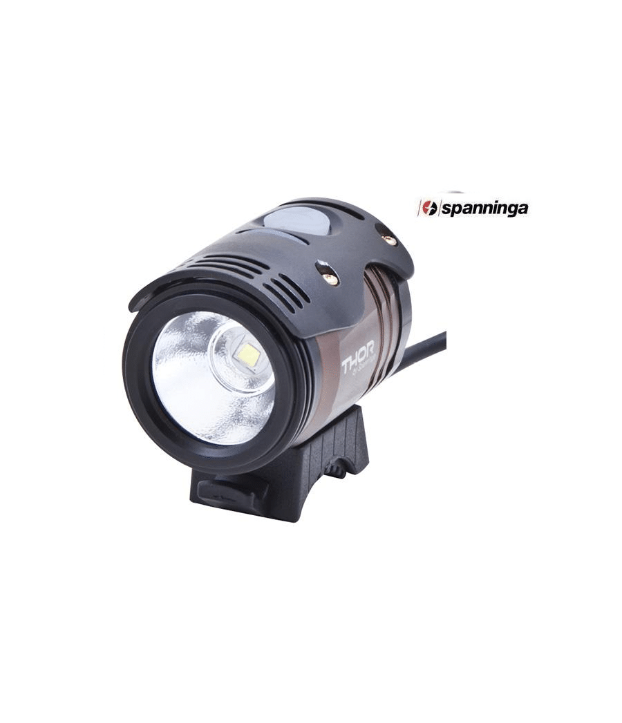 framlampa-spanninga-thor-1100-1.png En svart och silverfärgad Framlampa Spanninga Thor 1100 lumen cykelstrålkastare med klar lins och monteringsfäste, mot en vit bakgrund. Spanningas logotyp syns i det övre högra hörnet.