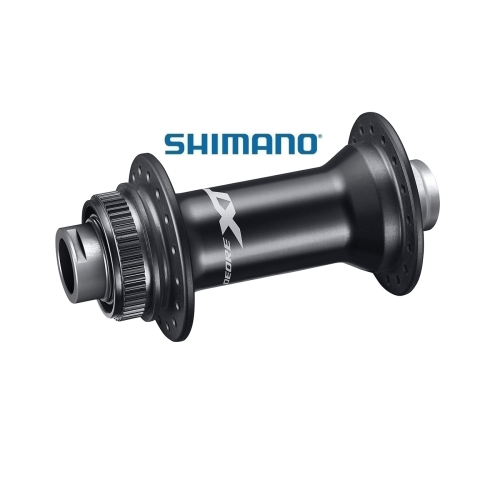 Ett detaljerat fotografi visar ett svart Shimano XT HB-M8110 framnav med Shimano logotypen. Ljuset framhäver navets polerade ytor mot en ren, vit bakgrund.