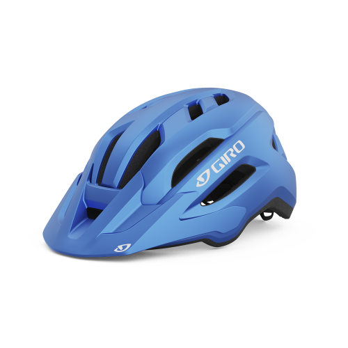 Blå Giro Fixture II MIPS Youth cykelhjälm i detaljrik närbild. God belysning framhäver hjälmens form och logotyper, med mjuka skuggor som definierar dess konturer mot en vit bakgrund.