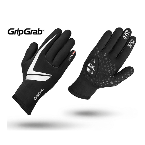 Två svarta GripGrab-handskar i neopren mot en vit bakgrund - den ena med en vit logotyp och reflekterande detaljer, den andra med greppmönster och "gél" på handflatan.