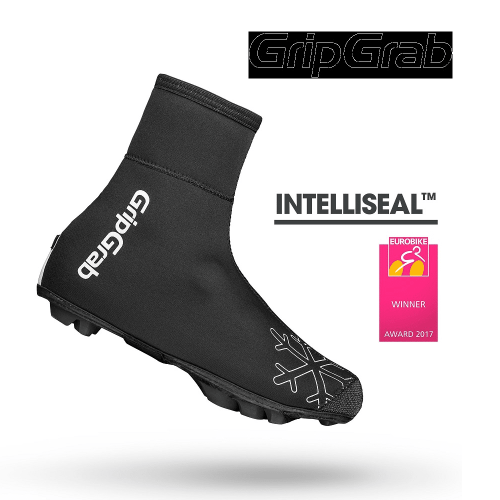 GripGrab Arctic X skoöverdrag cykelöversko i svart har en snöflingedesign på tån, mot en vit bakgrund med GripGrab, INTELLISEAL-logotyper och Eurobike Award 2017 Winner-badge synliga.