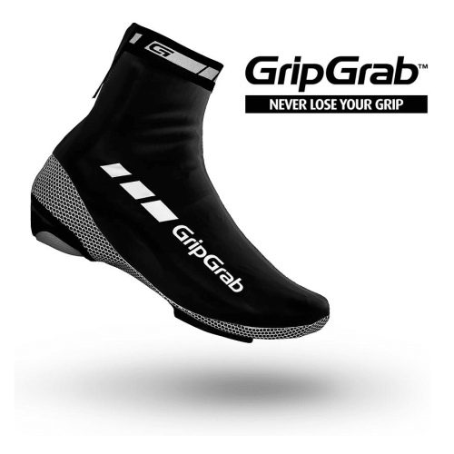 Ett svart GripGrab RaceAqua skoskydd för cykelskor med vita accenter och logotyp visas mot en vit bakgrund, med GripGrab-logotypen och sloganen "Never Lose Your Grip" i det övre högra hörnet.
