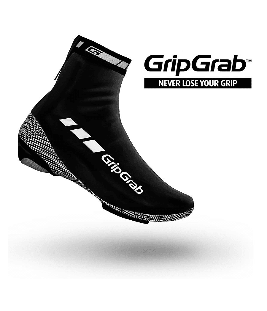gripgrab.race_.aqua_.png Ett svart GripGrab RaceAqua skoskydd för cykelskor med vita accenter och logotyp visas mot en vit bakgrund, med GripGrab-logotypen och sloganen "Never Lose Your Grip" i det övre högra hörnet.