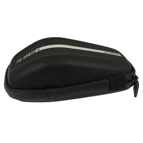 En svart, halvhård väska med dragkedja och namnet "Ramväska Haibike The Railbag S 650 ml" med en reflekterande vit rand och texten "THE HANDLE" på ovansidan. Väskan med slät yta är idealisk för att transportera små personliga föremål eller tillbehör.