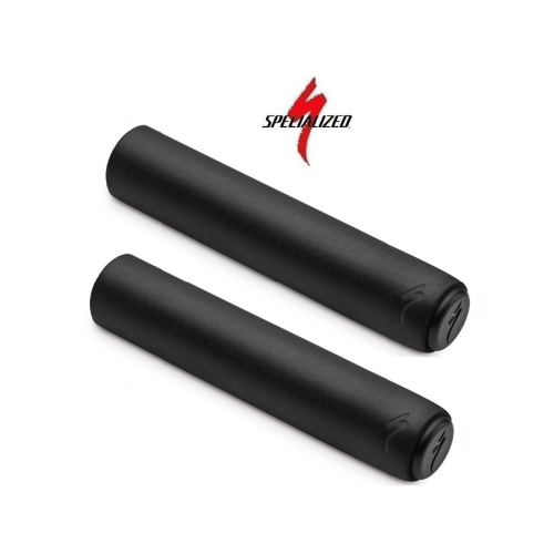 Två Specialized XC Race Grips handtag i svart mot en vit bakgrund. Handtagen har en cylindrisk form med en Specialized-logotyp på ena änden. Omgivningen är ljus och detaljerad.