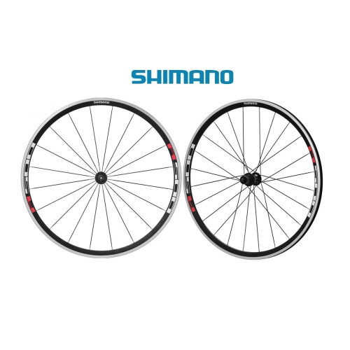 Två Shimano WH-R501 hjul, ett par, i en studiofotografering. Hjulens svarta ekrar och vita fälgar framhävs av ett jämnt och mjukt ljus med Shimano-logotypen ovan.
