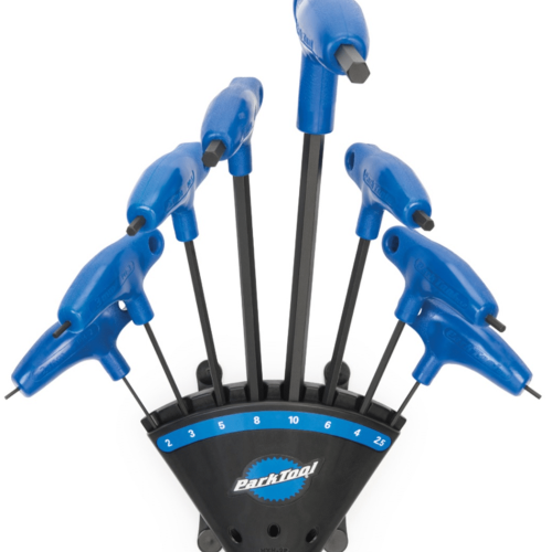 Park Tool P-handled insexnyckelsats med hållare, presenterad i studioljus. Verktygen står upprätt i en svart hållare med blå detaljer och vita storleksmarkeringar.