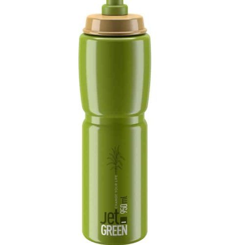En olivgrön vattenflaska i plast, Vattenflaska Elite Jet Green Olive White logo 950ml, med beige lock och texten "Jet GREEN" plus "950 mL", en liten växtgrafik och orden "CHANGE FOR LIFE" på den.