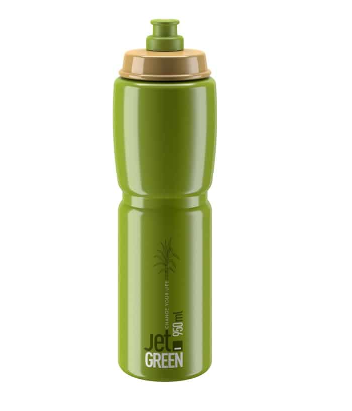 jet-green.jpg En olivgrön vattenflaska i plast, Vattenflaska Elite Jet Green Olive White logo 950ml, med beige lock och texten "Jet GREEN" plus "950 mL", en liten växtgrafik och orden "CHANGE FOR LIFE" på den.