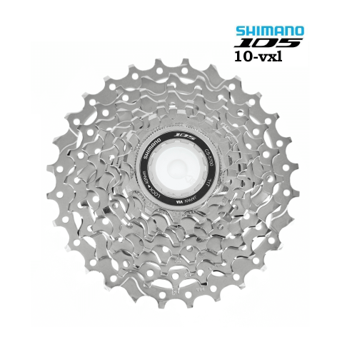 En detaljerad bild av en Shimano 105 CS-5700 kassett med 10 växlar, under optimala ljusförhållanden. Den silverfärgade kassetten dominerar bilden mot en ren, vit bakgrund.