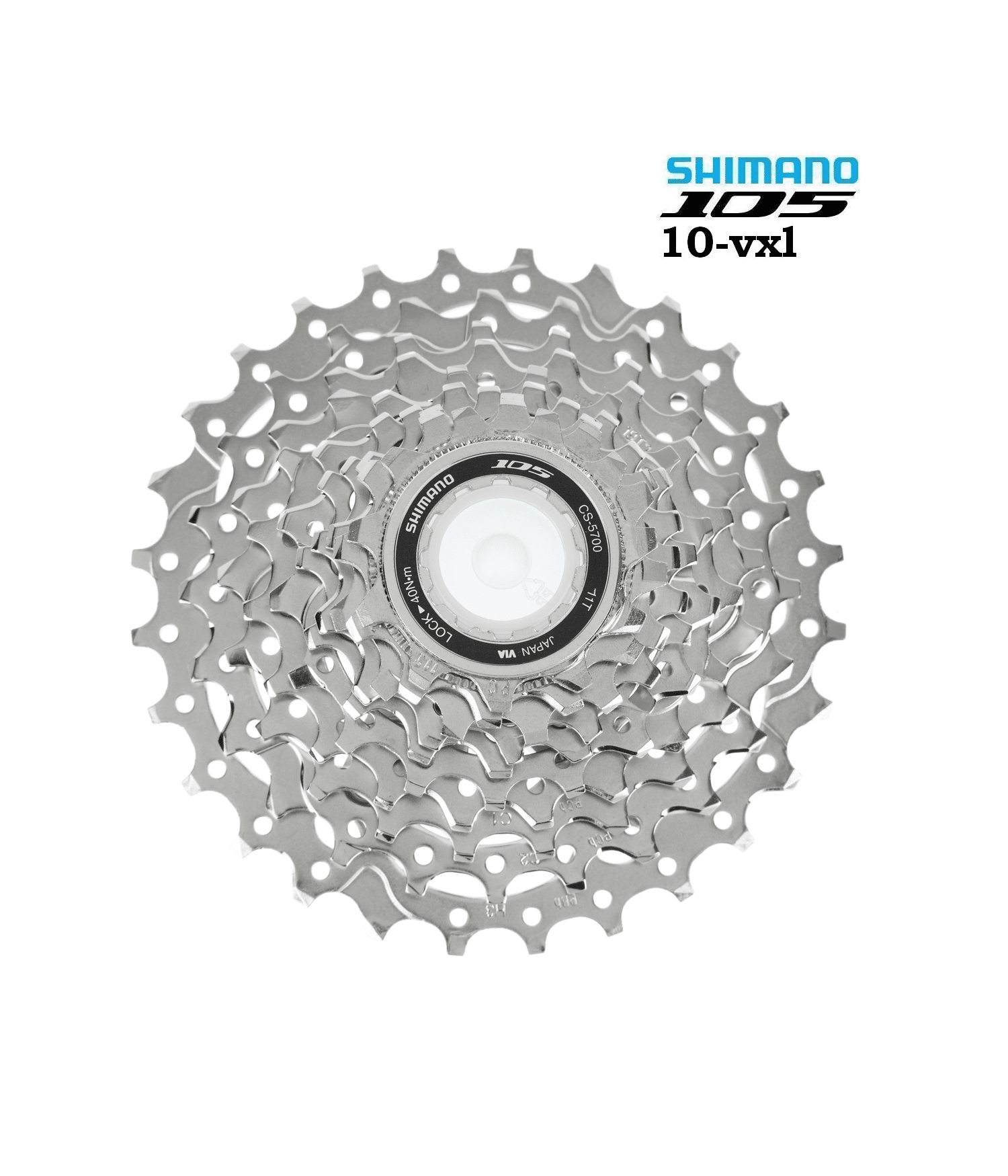 kassett-shimano-105-cs-5700.png En detaljerad bild av en Shimano 105 CS-5700 kassett med 10 växlar, under optimala ljusförhållanden. Den silverfärgade kassetten dominerar bilden mot en ren, vit bakgrund.