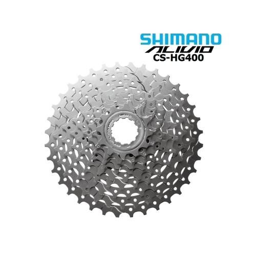Shimano Alivio CS-HG400 9-växlad kassett i silvergrått, fotograferad i starkt studioljus med fokus på detaljer och tänder. Shimano-logotypen syns tydligt ovanför.