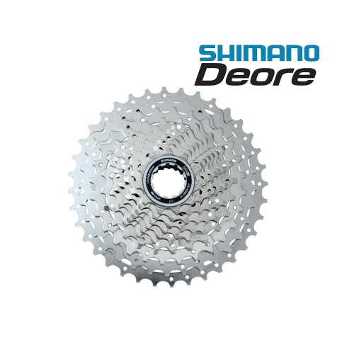 Silvrig Shimano Deore CS-HG50 kassett med tio växlar visas i starkt ljus mot en vit bakgrund. Logotypen "Shimano Deore" syns tydligt ovanför kassetten