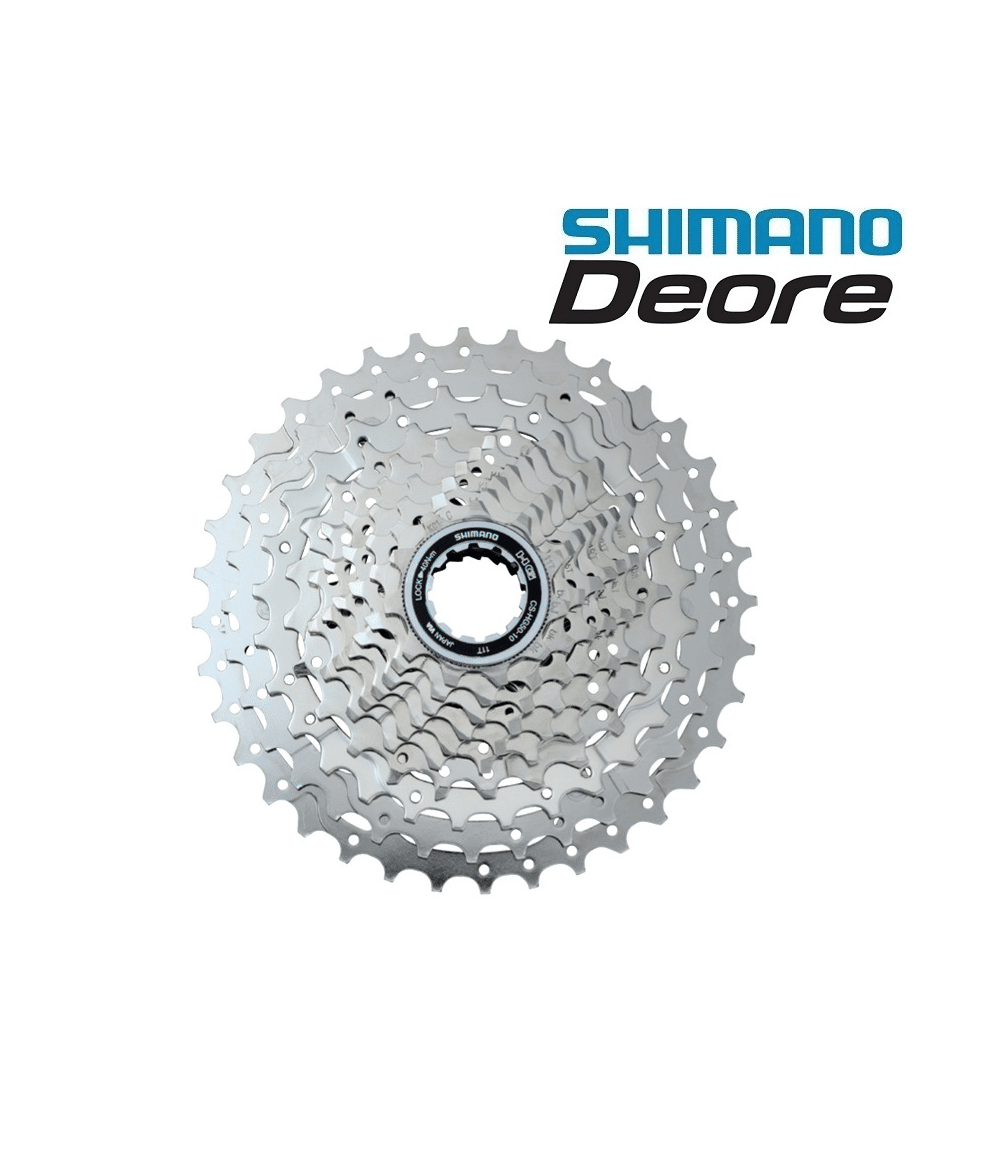 kassett-shimano-deore-cs-hg50.png Silvrig Shimano Deore CS-HG50 kassett med tio växlar visas i starkt ljus mot en vit bakgrund. Logotypen "Shimano Deore" syns tydligt ovanför kassetten, vilket skapar en professionell atmosfär.