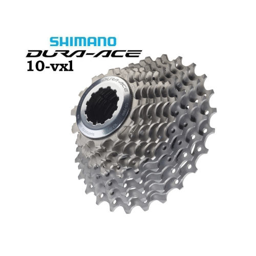 Shimano Dura-Ace CS-7900 kassett i silvermetallic dominerar bilden, belyst med mjukt ljus som framhäver detaljerna i konstruktionen och de tio växlarna.