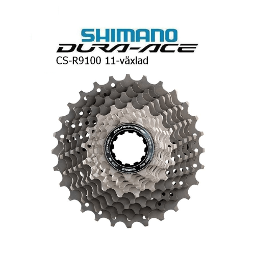 Närbild på en Shimano Dura-Ace CS-R9100 kassett med 11 växlar, presenterad mot en ren, vit bakgrund. Skärpan ligger på kassetten, vilket framhäver dess detaljer och metalliska lyster i ett mjukt, diffust ljus.