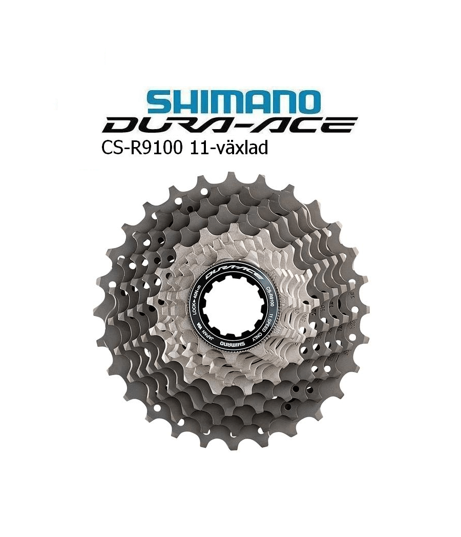 kassett-shimano-dura-ace-cs-r9100.png Närbild på en Shimano Dura-Ace CS-R9100 kassett med 11 växlar, presenterad mot en ren, vit bakgrund. Skärpan ligger på kassetten, vilket framhäver dess detaljer och metalliska lyster i ett mjukt, diffust ljus.