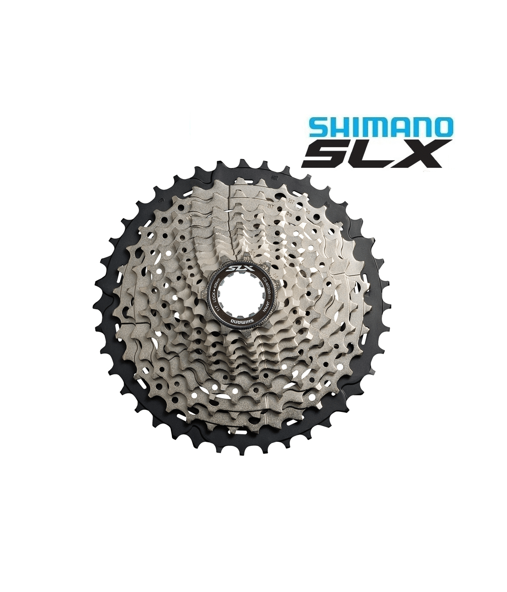 kassett-shimano-slx-cs-m7000.png Cykelkassett Shimano SLX CS-M7000 med 11 växlar visas centrerad mot en vit bakgrund. Produktnamnet Shimano SLX syns tydligt i övre högra hörnet med blå och svarta bokstäver. Metalliska detaljer är väl synliga.