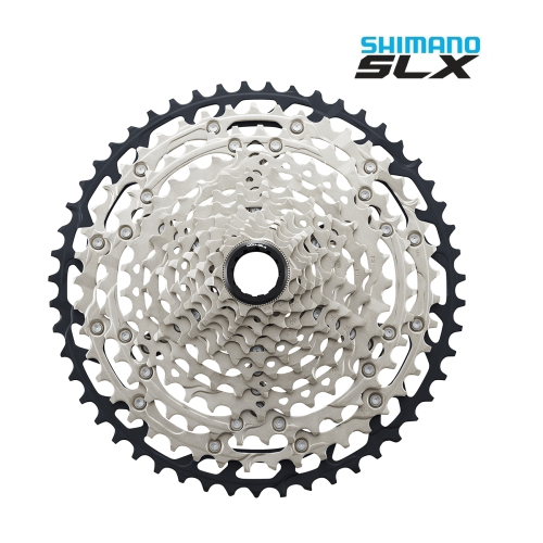Detaljerad bild av en Shimano SLX CS-M7100 12-växlad kassett. Silverfärgade drev omges av en svart krans. Logotypen Shimano SLX syns tydligt i övre högra hörnet.