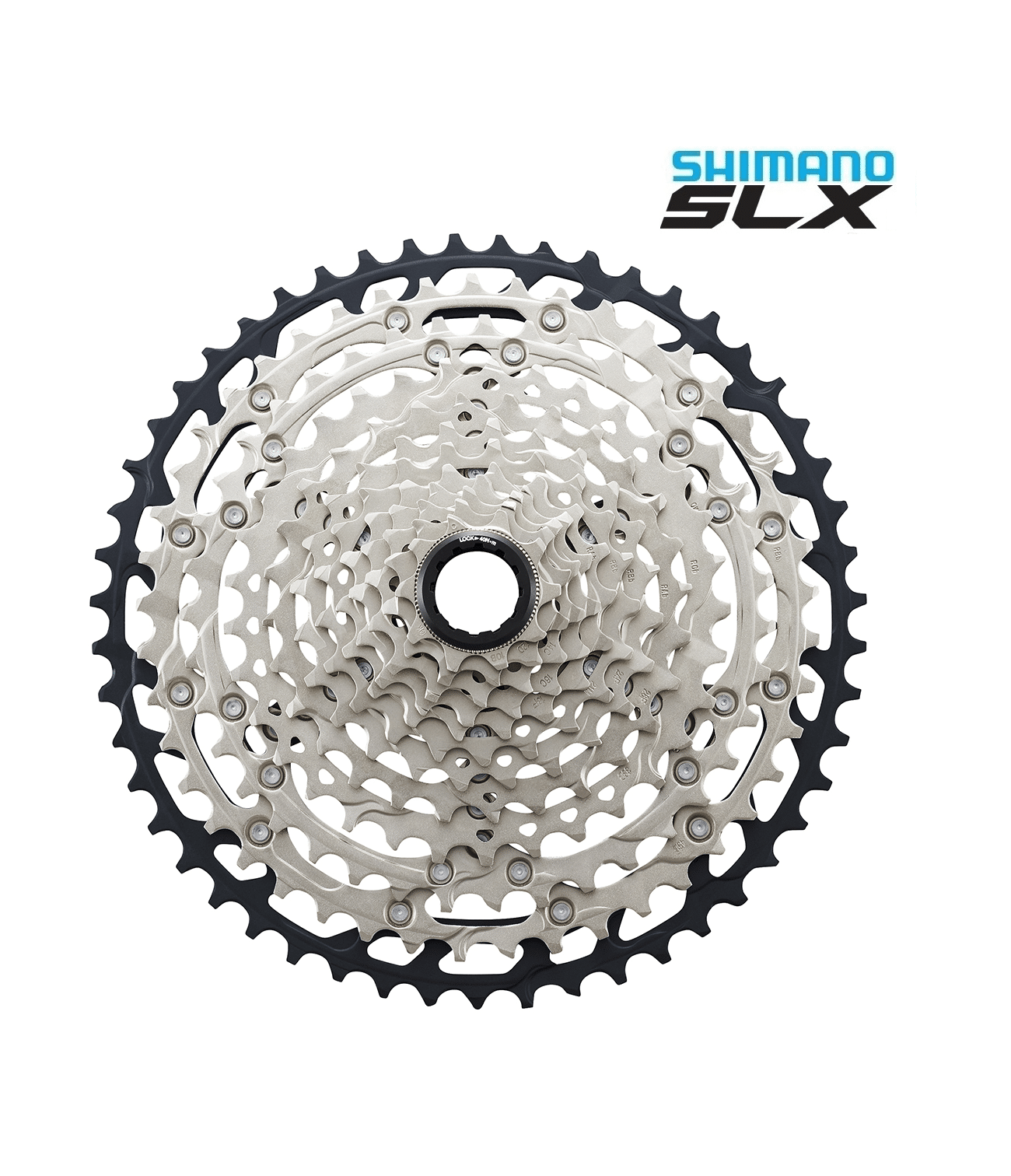 kassett-shimano-slx-cs-m7100.png Detaljerad bild av en Shimano SLX CS-M7100 12-växlad kassett. Silverfärgade drev omges av en svart krans. Logotypen Shimano SLX syns tydligt i övre högra hörnet.