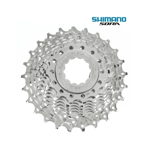 Detaljerad bild av en Shimano Sora CS-HG50 kassett med 9 växlar. Den silvriga kassetten presenteras i starkt ljus med skärpa på varje kugge, framhäver dess mekaniska komplexitet.