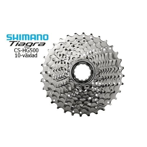 En detaljerad bild av en Shimano Tiagra CS-HG500 10-växlad kassett. Den silverfärgade kassetten framträder tydligt mot en vit bakgrund, med skärpa och fokus på dess konstruktion och detaljer.