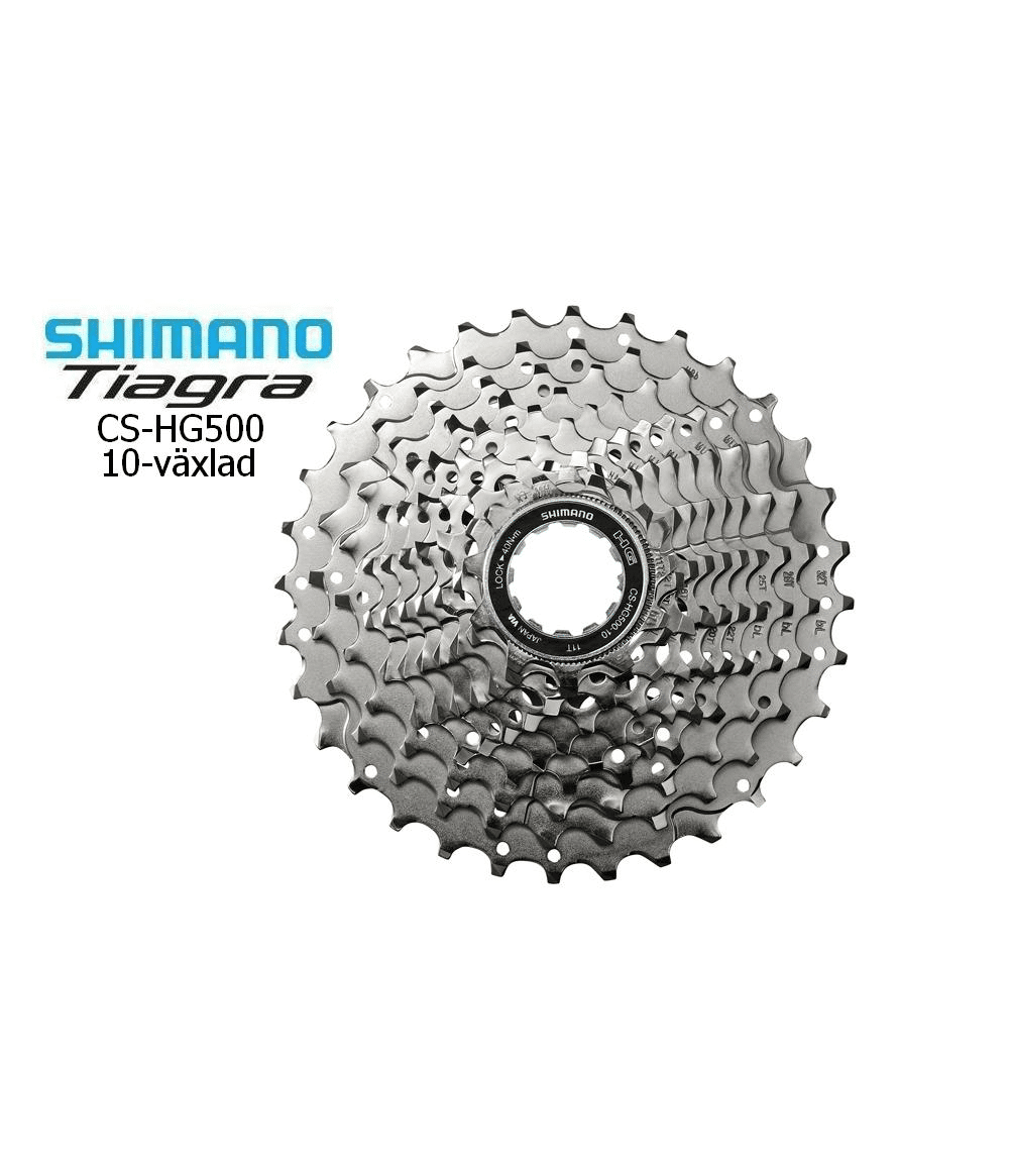 kassett-shimano-tiagra-cs-hg500.png En detaljerad bild av en Shimano Tiagra CS-HG500 10-växlad kassett. Den silverfärgade kassetten framträder tydligt mot en vit bakgrund, med skärpa och fokus på dess konstruktion och detaljer.