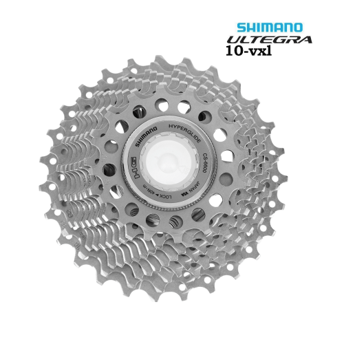 Shimano Ultegra CS-6600 kassett för 10-växlat system visas i närbild mot en vit bakgrund. Kassetten är i silverfärg och den centrala delen är markerad med Hyperglide-logotypen och Shimano-märkning.