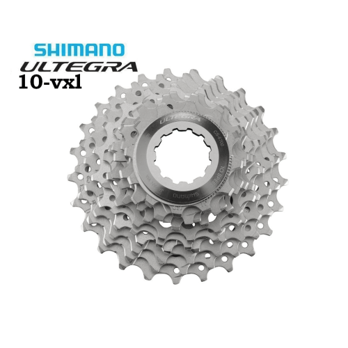 Silvrig Shimano Ultegra CS-6700 kassett för 10-växlade cyklar, fotograferad mot vit bakgrund i studioljus. Kassettens detaljer och metalliska textur framhävs tydligt.