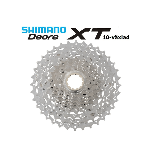Shimano XT CS-HG771 kassett, tydligt exponerad mot vit bakgrund. Detaljerade kuggar i silvertoner, med texten "Shimano Deore XT 10-växlad" ovanför. Kontrastrik belysning framhäver kassetens komplexa design.