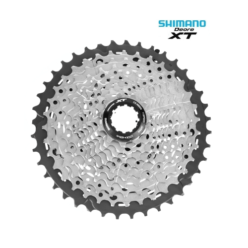 Detaljerad bild av en Shimano XT CS-M8000 kassett, med skarpt ljus som framhäver den komplexa designen och de 11 växlarna. Fokuserar på den höga kvaliteten och noggrannheten i komponenterna.