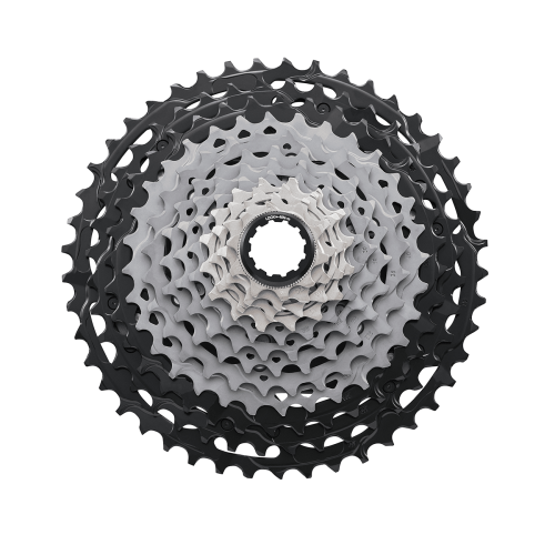 Detaljerad bild av en Shimano XTR CS-M9101 12-växlad kassett. Kassetten har en silverfärgad låsring och mörka samt ljusgrå kransar. Jämn belysning framhäver de intrikata detaljerna i designen.