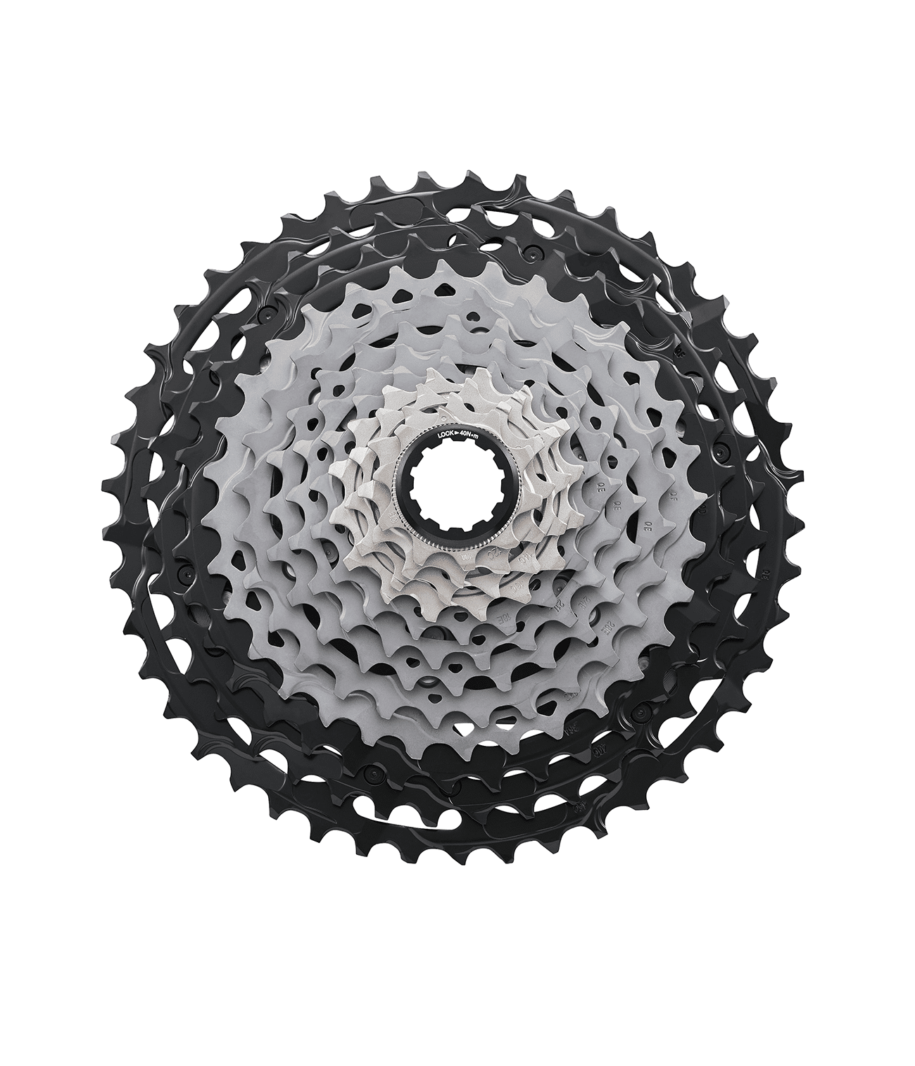 kassett-shimano-xtr-9101.png Detaljerad bild av en Shimano XTR CS-M9101 12-växlad kassett. Kassetten har en silverfärgad låsring och mörka samt ljusgrå kransar. Jämn belysning framhäver de intrikata detaljerna i designen.