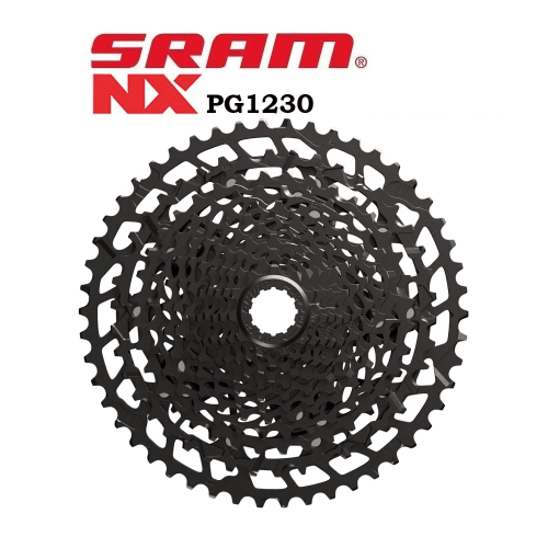 Sram PG-1230 kassett, en 12-växlad komponent av hög kvalitet. Intensivt ljus framhäver detaljerna i konstruktionen och den svarta finishen, perfekt för mountainbike-entusiaster.
