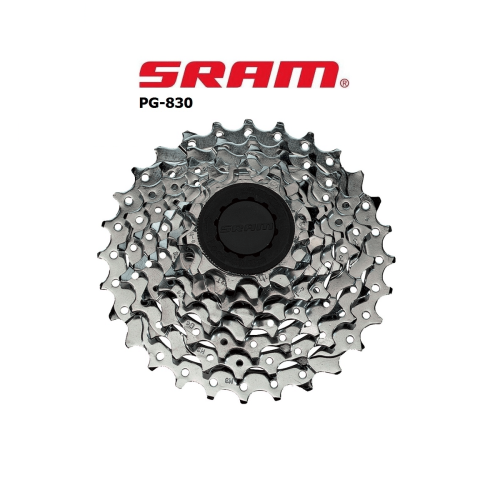 Detaljerad bild av en SRAM PG-830 kassett för 8-växlade cyklar. Silverfärgad, med distinkta tänder och hål. Logotypen är tydlig i mitten, bra belysning framhäver metallens glans.