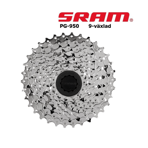 Kassett Sram PG-950, 9-växlad, visas i starkt studioljus. Den silverfärgade kassetten framhävs mot en ren, vit bakgrund, med fokus på detaljerna i dess konstruktion.