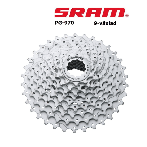 Närbild av en SRAM PG-970 kassett, silverfärgad och avsedd för 9-växlade cyklar. Produktnamnet och logotypen är tydligt synliga. Detaljrika kuggar och en ljus atmosfär framhäver cykeldelens kvalitet.