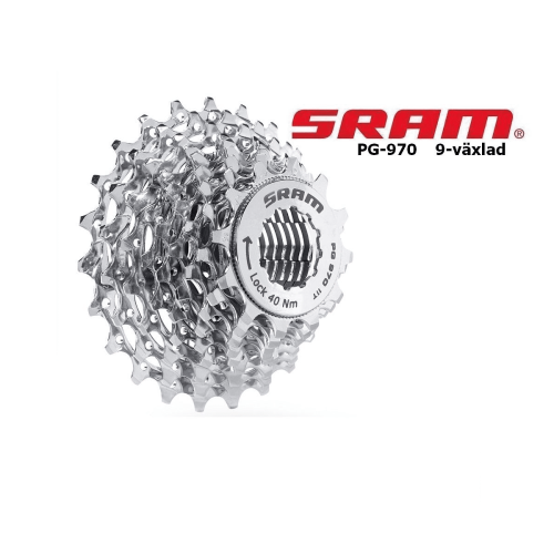 Detaljerad bild av en SRAM PG-970 9-växlad kassett. Silverfärgad med SRAM logotyp. Fin ljussättning framhäver kassetten mot en vit bakgrund.