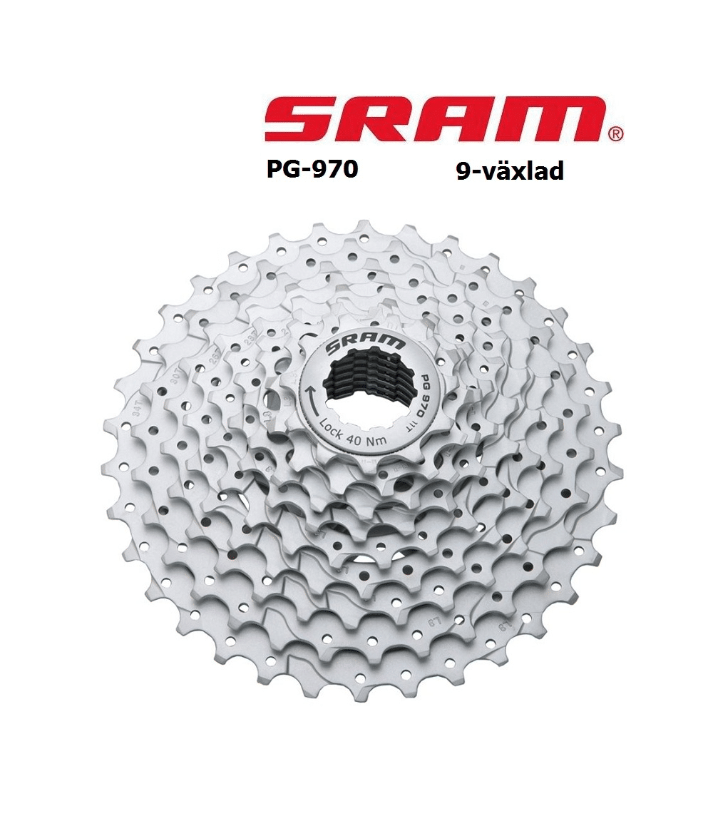 kassett-sram-pg-970.png Närbild av en SRAM PG-970 kassett, silverfärgad och avsedd för 9-växlade cyklar. Produktnamnet och logotypen är tydligt synliga. Detaljrika kuggar och en ljus atmosfär framhäver cykeldelens kvalitet.