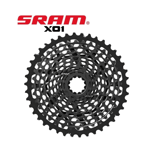 En detaljerad bild av en Sram X01 XG-1195 11-växlad kassett. Den är svart och presenterad i bra ljus